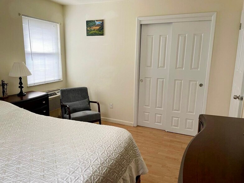 Building Photo - 202 12th St