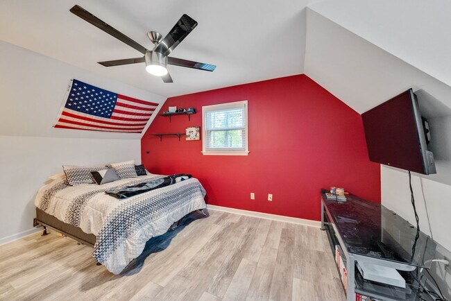 Building Photo - 3 Bedroom, 2 Bath in Hillsborough with Fenced yard! Available in June!