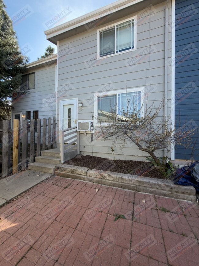 Building Photo - Townhome with a garage