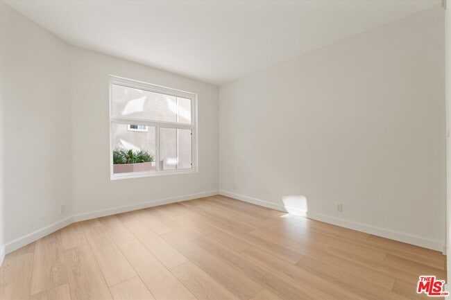 Building Photo - 620 S Gramercy Pl