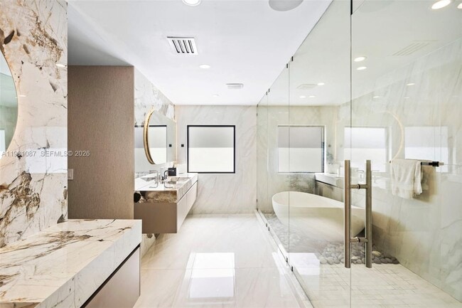 Building Photo - 710 S Shore Dr