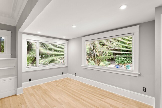 Building Photo - Stunning Portland Heights Craftsman for Re...
