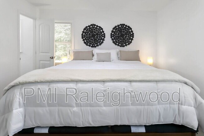 Building Photo - 5017 Gatewood Dr