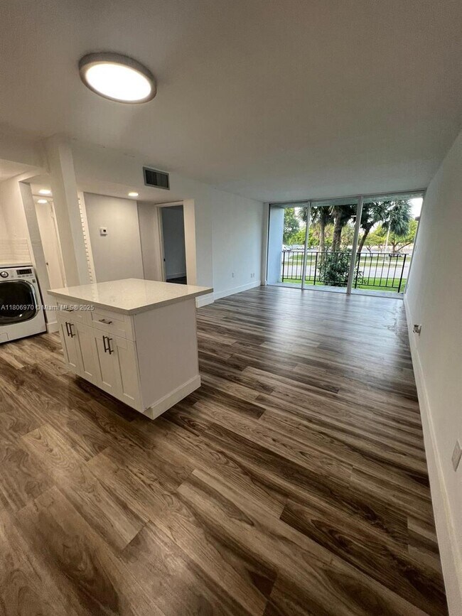 Building Photo - 310 Fontainebleau Blvd