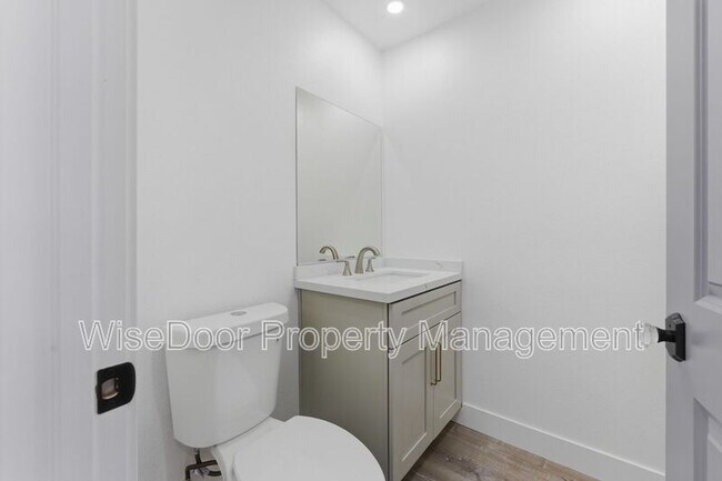 Building Photo - 1500 Aldea Dr