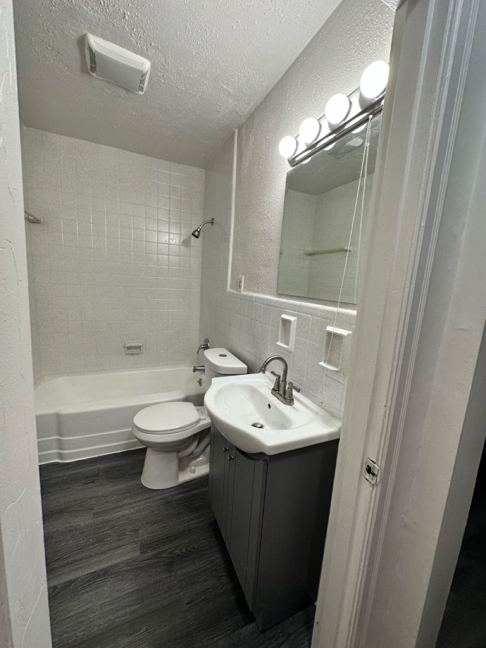 Building Photo - 2631 Bremont Ave
