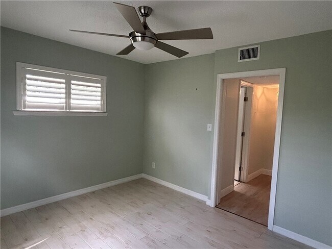 Building Photo - 451 Grove Isle Cir