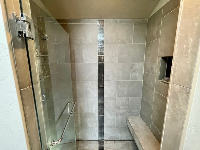 Building Photo - Modern 2 Bedroom, 2.5 Bathroom Bi-Level Du...