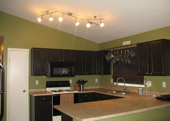 Building Photo - 4 Bedroom, 2 Bath Available NOW!!