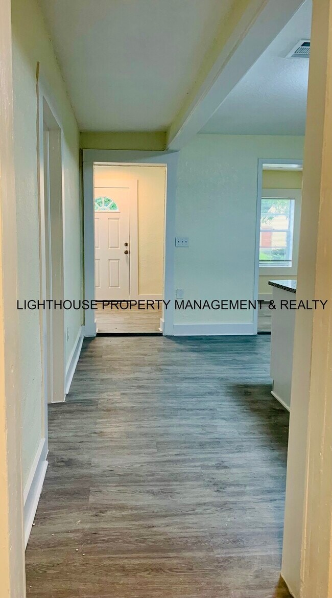 Building Photo - Fully Renovated & Cozy 3 Bed/2 Bath with F...