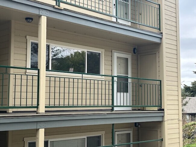 Building Photo - **Bright & Updated 2-Bedroom Condo with Water View in Friday Harbor!**