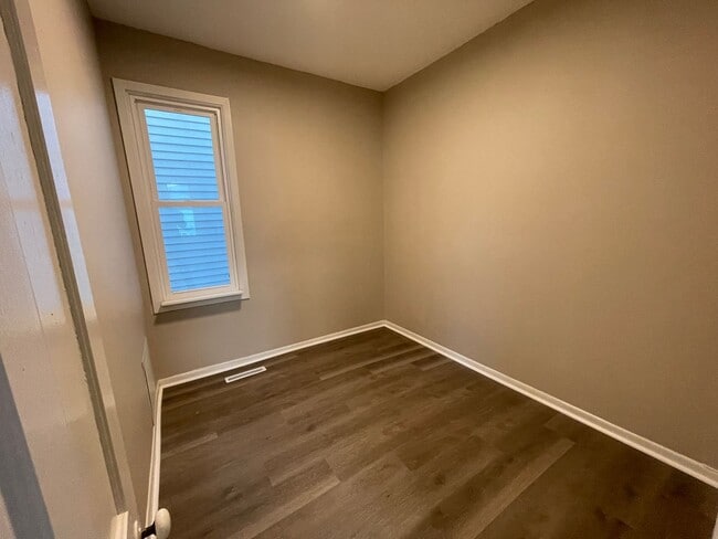 Building Photo - Completely Remodeled Lower 2 Bedroom Apart...