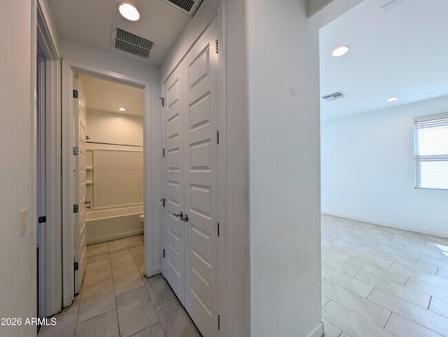 Building Photo - 9509 W Sells Dr