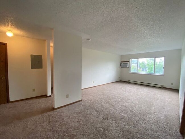 Building Photo - $1,200 | 2 Bedroom, 1 Bathroom Apartment |...