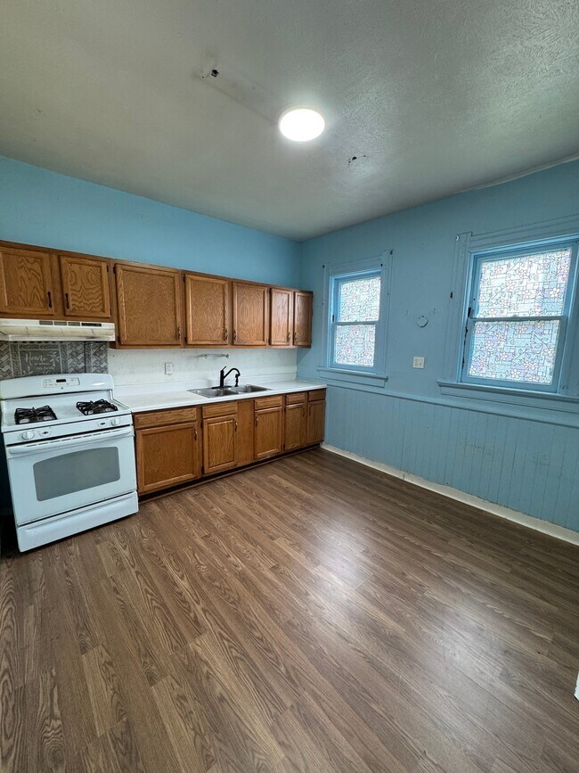 Building Photo - 918 Harding Dr