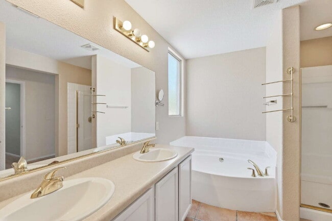 Building Photo - "Charming 3-Bed, 2-Bath Oasis in Tucson – Spacious 1717 Sq Ft Gem!"