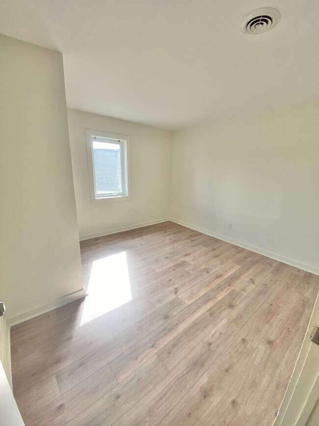 Building Photo - 12 Malletts Bay Ave