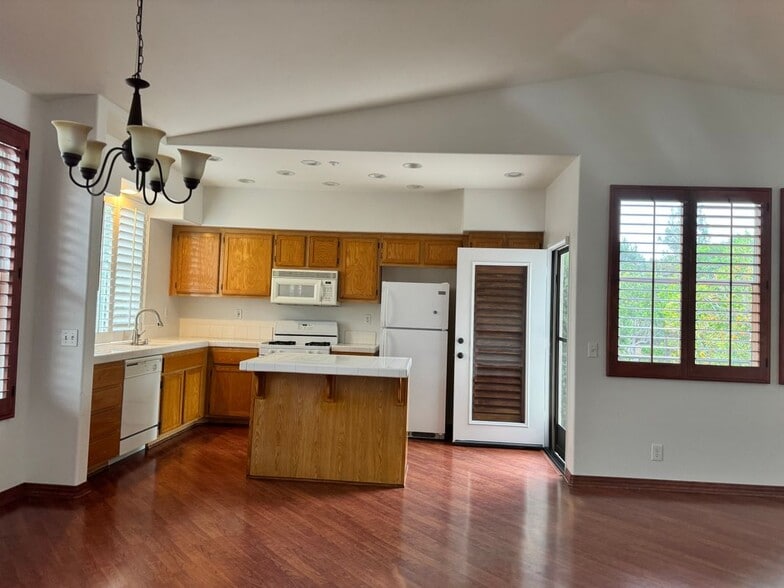 Building Photo - 606 Larkridge