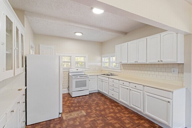 Building Photo - Cute 2bdrm/1bath Bungalo ** Section 8 OK ** Ready March 15