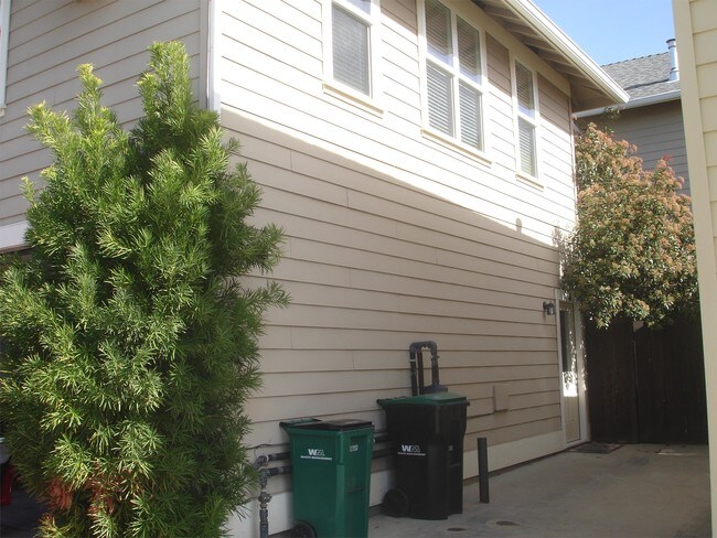 Building Photo - 1806 Roth St