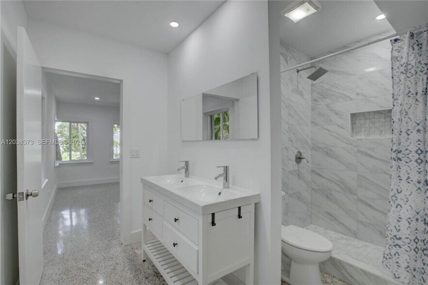 Building Photo - 616 SW 11th Ct
