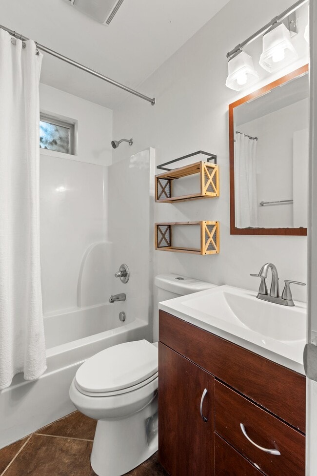 Building Photo - 2432 Adlai St