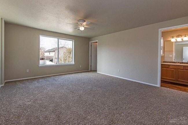 Building Photo - Redmond Townhome