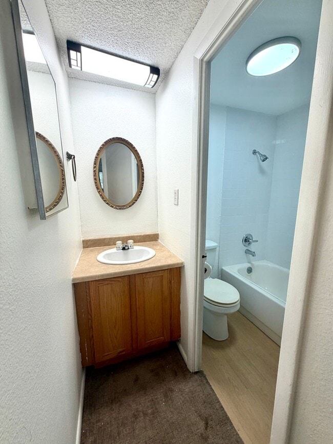 Building Photo - Quiet and private 1 bedroom on the 1st floor - in Glendale