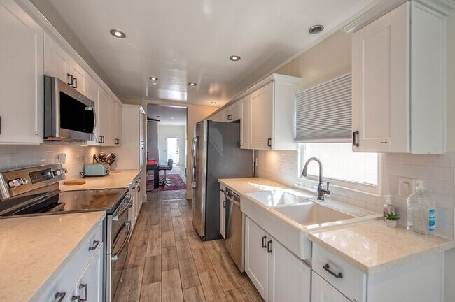 Building Photo - Beautiful Bungalow Home with Heated Pool on Golf Course