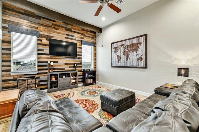 Building Photo - 6825 Leonardo Dr