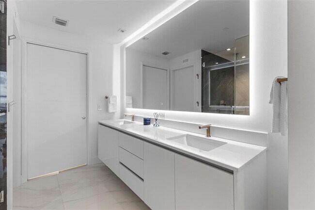 Building Photo - 700 NE 24th St