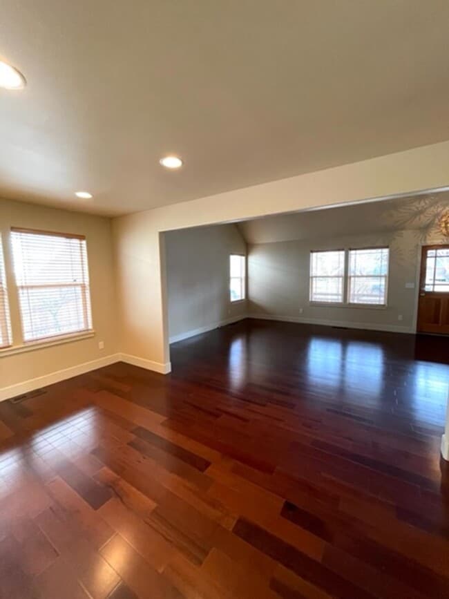 Building Photo - Great home in NE Bend!  New listing!