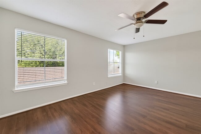 Building Photo - 8646 Maplecrest Dr