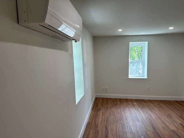 Building Photo - 13 Center St