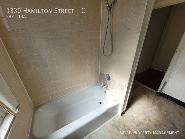 Building Photo - 2nd Floor: 2 Bedroom /1 Bathroom Apartment...