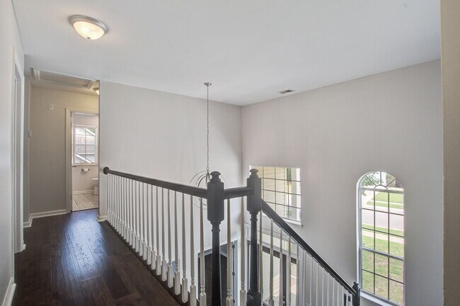 Building Photo - 207 N Pembroke Dr