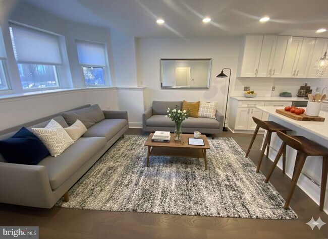 Building Photo - 1820 Clydesdale Pl NW