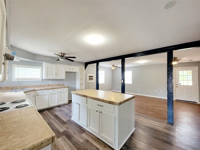 Building Photo - 15590 Magnolia Park