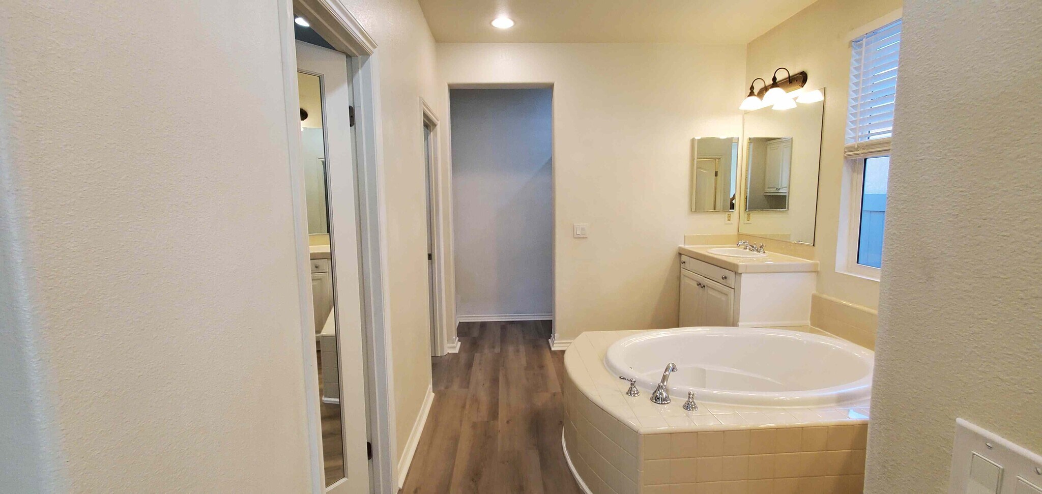 Building Photo - 1325 Juanita Ave