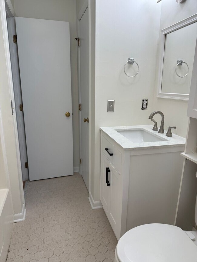 Building Photo - Adorable 2 Bedroom Off Alamance Church Road