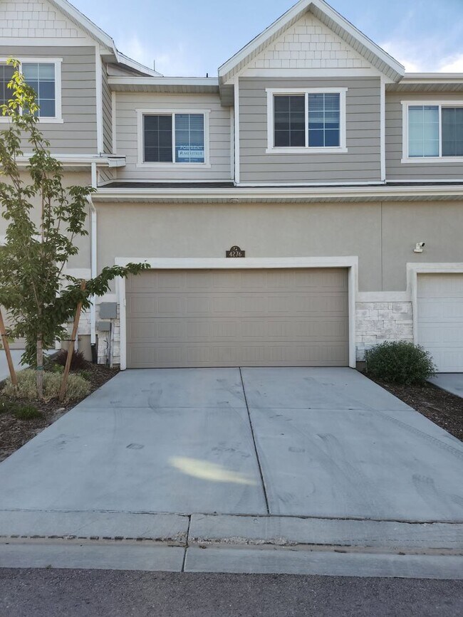 Building Photo - 4 Bedroom 3 Bathroom Townhome in Lehi!