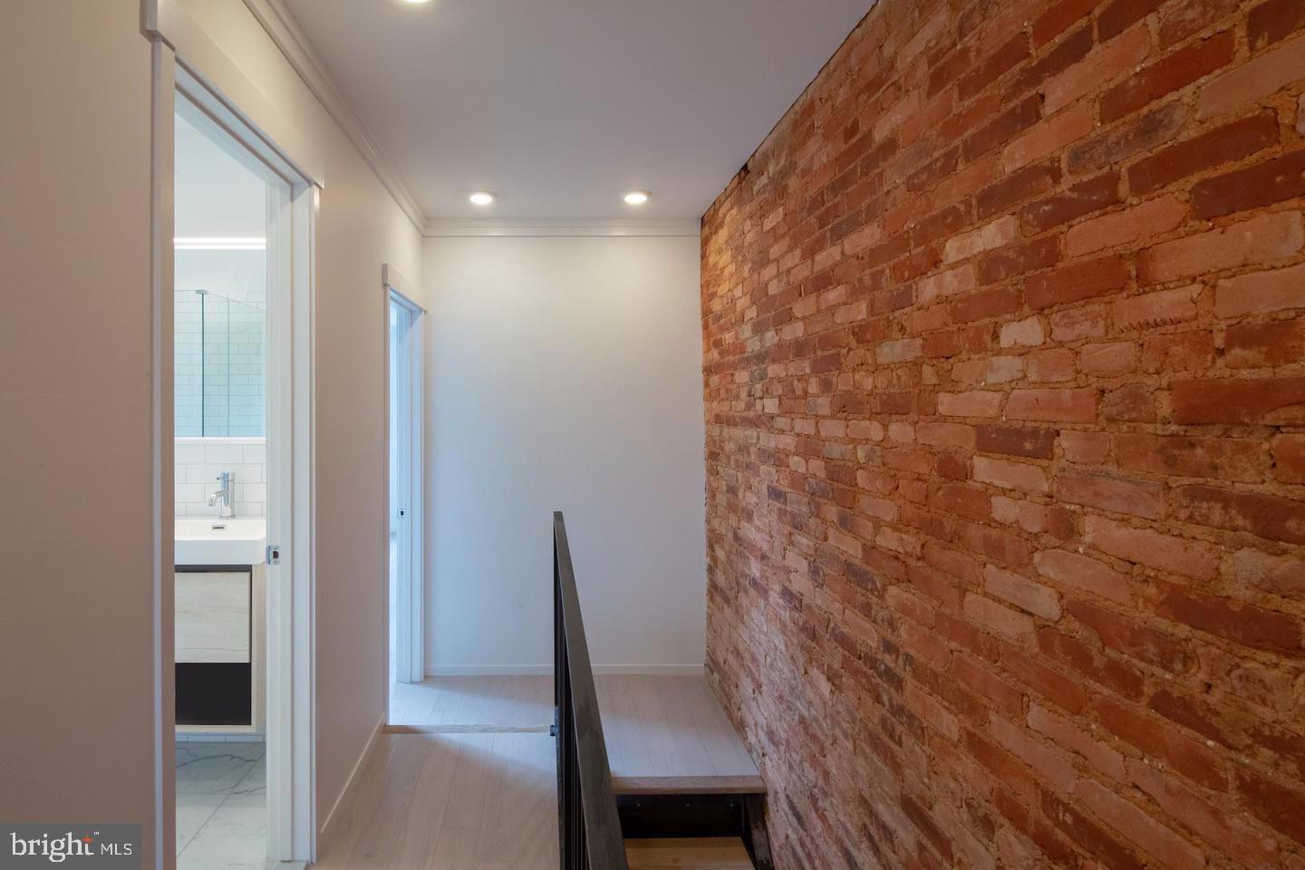 Building Photo - 1252 N Hollywood St