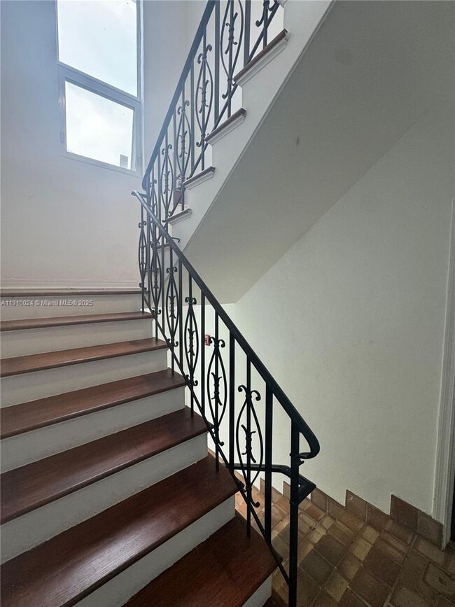 Building Photo - 319 W 28th St