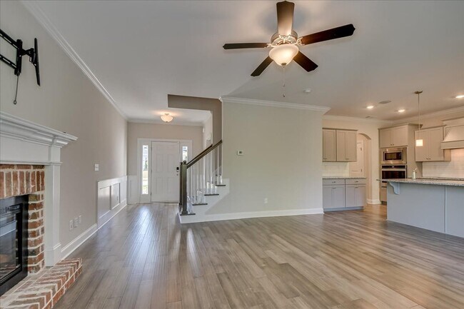 Building Photo - 323 Colonnades Dr