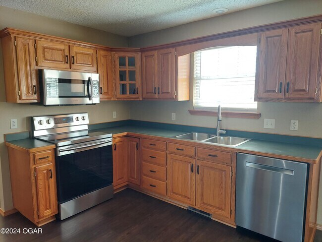 Building Photo - 1712 Blue Jay Dr