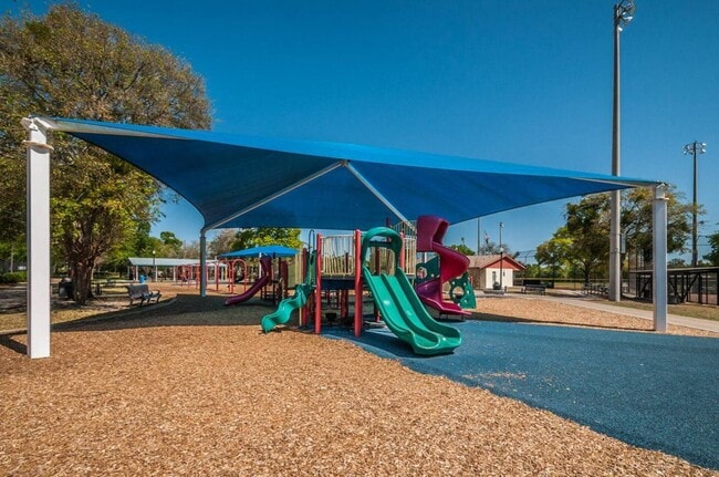 Building Photo - Charming 3BD/2BTH Home with Private Backyard in the Heart of Safety Harbor