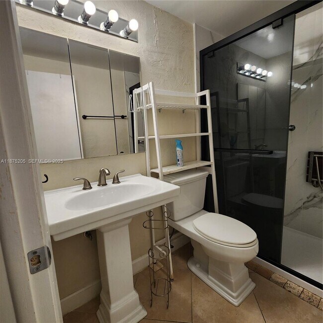 Building Photo - 2170 NE 51st Ct