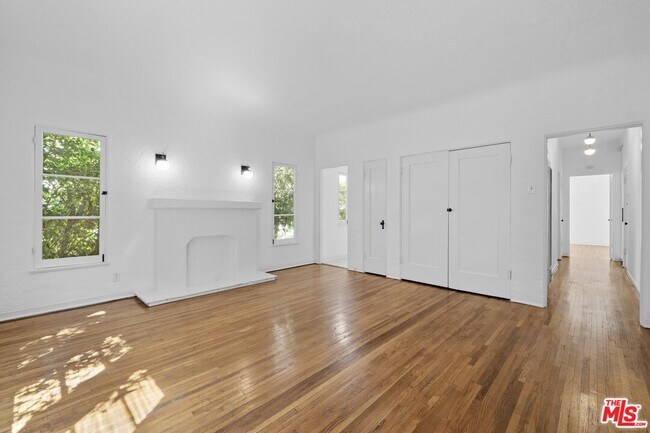 Building Photo - 129 N Swall Dr