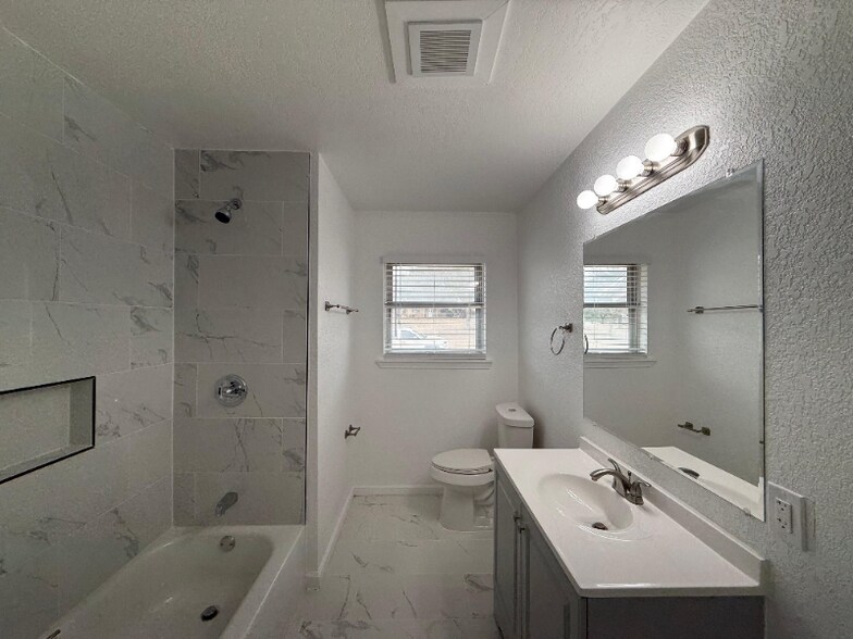 Building Photo - 4410 Moana Dr