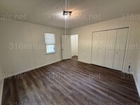 Building Photo - $1,045 - 3 bedroom / 1 bathroom - Single Family Home